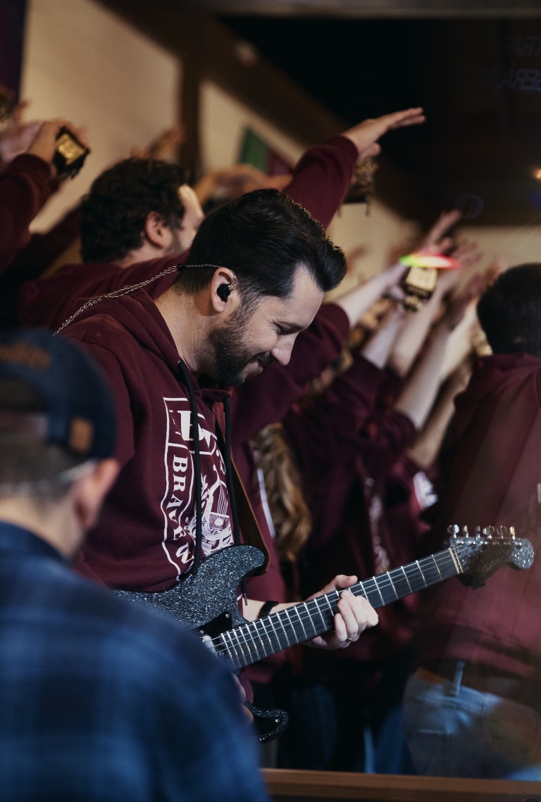 Guitarrista ministrando durante uma sessão da BWS
